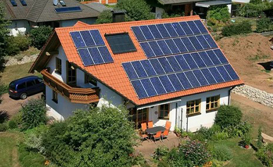 Comment sélectionner des panneaux solaires appropriés pour un toit en pente européen ?