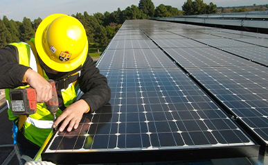 Comment installer des panneaux solaires sur un toit plat et un toit en pente européenne ?
